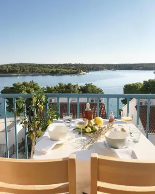 Pogled na rijeku u blizini resorta