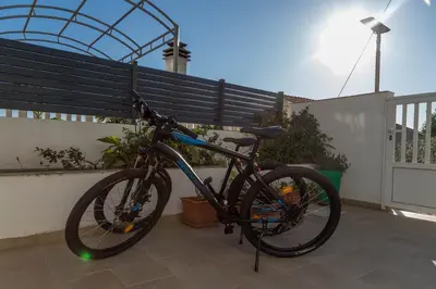 Vožnja biciklom pokraj objekta Queen Hvar Luxury Apartment Jacuzzi & Bikes ili u blizini