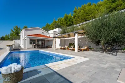 Bazen u objektu Villa Dream with private pool, 2 bedrooms with en-suite bathrooms, sea view ili u blizini