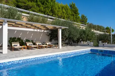 Bazen u objektu Villa Dream with private pool, 2 bedrooms with en-suite bathrooms, sea view ili u blizini