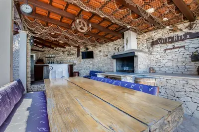TV i/ili zabavni centar u objektu Charming Villa Nika with the pool
