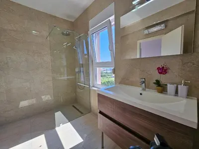 Kupaonica u objektu Modern villa with jacuzzi, beautiful sea view, near Split! Villa 36A