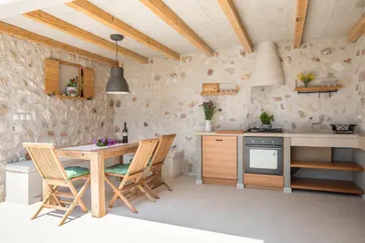 Kuhinja ili čajna kuhinja u objektu Villa Brac with pool Bol