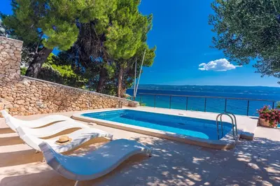 Bazen u objektu Beachfront Casa Ahoi with 2 bedrooms, heated pool, amazing sea views ili u blizini