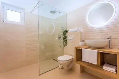 Kupaonica u objektu Beachfront Casa Ahoi with 2 bedrooms, heated pool, amazing sea views