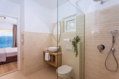 Kupaonica u objektu Beachfront Casa Ahoi with 2 bedrooms, heated pool, amazing sea views
