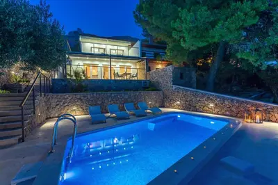 Bazen u objektu Beachfront Casa Ahoi with 2 bedrooms, heated pool, amazing sea views ili u blizini