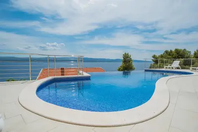 Bazen u objektu ELSA apartments ili u blizini