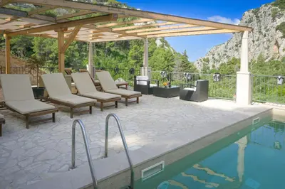 Bazen u objektu Rustic luxury Villa Fulmin ili u blizini