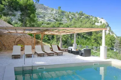 Bazen u objektu Rustic luxury Villa Fulmin ili u blizini