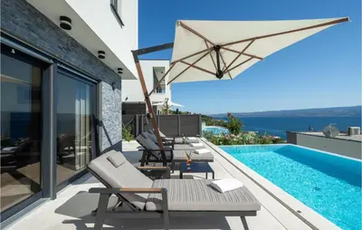 Bazen u objektu Luxurious Home In Jesenice With Sauna ili u blizini