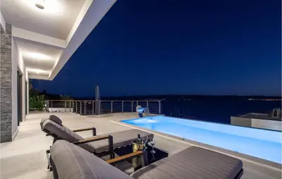 Bazen u objektu Beach Front Home In Jesenice With Sauna ili u blizini