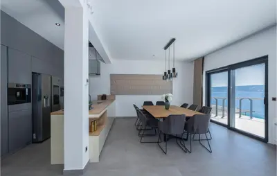 Kuhinja ili čajna kuhinja u objektu Beach Front Home In Jesenice With Sauna