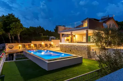 Bazen u objektu Villa Karmelota ili u blizini