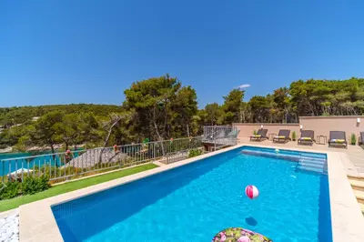 Bazen u objektu Villa Karmelota ili u blizini