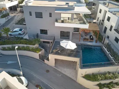 Bazen u objektu Luxury villa Natali with pool, terrace and sea view ili u blizini