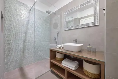 Kupaonica u objektu Luxury villa Natali with pool, terrace and sea view