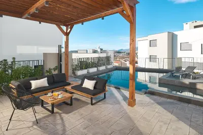 Bazen u objektu Luxury villa Natali with pool, terrace and sea view ili u blizini