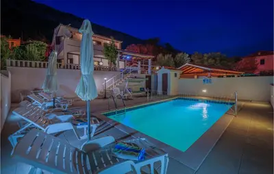 Bazen u objektu Beach Front Home In Jesenice ili u blizini