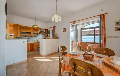 Kuhinja ili čajna kuhinja u objektu Beach Front Home In Jesenice