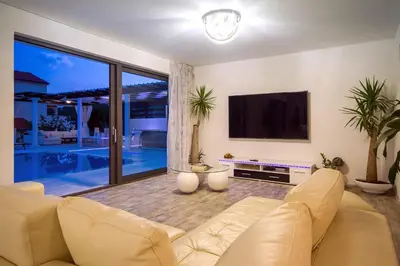 TV i/ili zabavni centar u objektu Villa Caribic with 72sqm private pool, whirlpool, sauna, outdoor lounge area