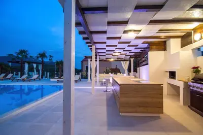 Bazen u objektu Villa Caribic with 72sqm private pool, whirlpool, sauna, outdoor lounge area ili u blizini