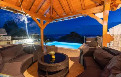 Bazen u objektu Beach Front Home In Jesenice ili u blizini
