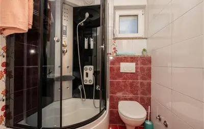 Kupaonica u objektu Lovely Apartment In Krvavica With Wifi