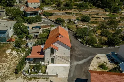 Okolica vikendica ili susjedstvo u blizini