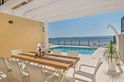 Bazen u objektu Villa Sun Palace with luxury 5 bedroom villa and amazing panoramic sea views ili u blizini