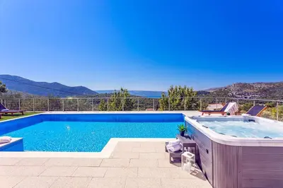 Pogled na planine ili pogled na planine iz vila
