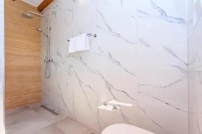 Kupaonica u objektu Villa Flora with a 53 sqm private pool with Cinema room with projector and 4 en-suite bedrooms