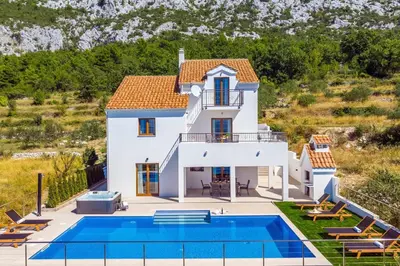 Bazen u objektu Villa Flora with a 53 sqm private pool with Cinema room with projector and 4 en-suite bedrooms ili u blizini