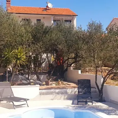Compelx with detached house and spacious apartment