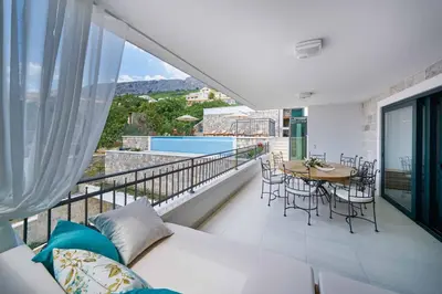 Bazen u objektu Luxury Residence Mladenka ili u blizini