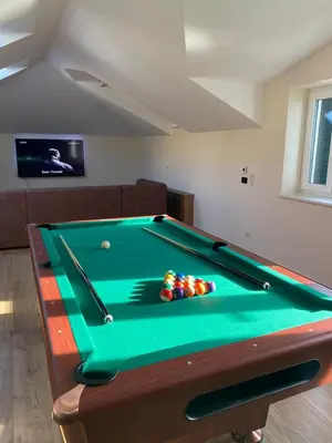 Stol za biljar u objektu Luxury Residence Mladenka
