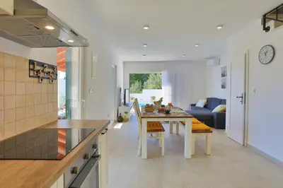 Kuhinja ili čajna kuhinja u objektu Seaview Villa Lemaro, a 2 bedroom villa with 28 sqm private pool in Krilo Jesenice