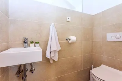 Kupaonica u objektu Seaview Villa Lemaro, a 2 bedroom villa with 28 sqm private pool in Krilo Jesenice