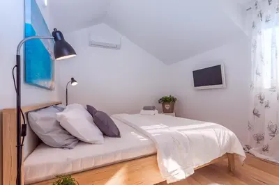 Krevet ili kreveti u jedinici u objektu Seaview Villa Lemaro, a 2 bedroom villa with 28 sqm private pool in Krilo Jesenice