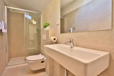 Kupaonica u objektu Seaview Villa Lemaro, a 2 bedroom villa with 28 sqm private pool in Krilo Jesenice