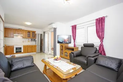 Kuhinja ili čajna kuhinja u objektu Apartmani Cezar Makarska