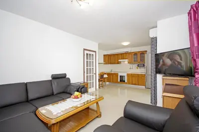 Kuhinja ili čajna kuhinja u objektu Apartmani Cezar Makarska