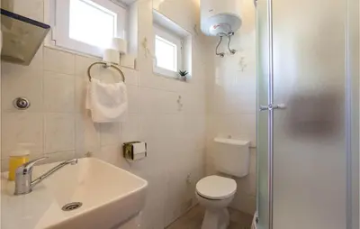 Kupaonica u objektu 3 Bedroom Nice Home In Srinjine