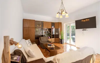 TV i/ili zabavni centar u objektu 3 Bedroom Nice Home In Srinjine