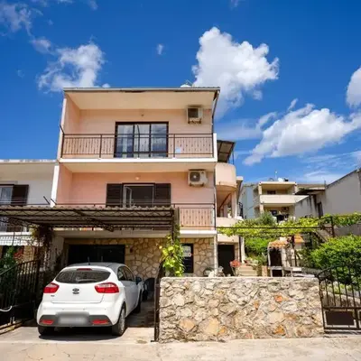 Apartments with parking space Stari Grad