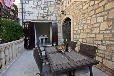 Popločani dio dvorišta ili vanjski dio objekta Apartman Nikoleta