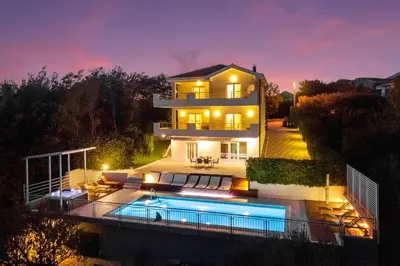 Bazen u objektu Luxury Villa Lovric with private heated pool, Jacuzzi, Sauna and private tavern ili u blizini