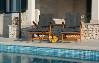 Bazen u objektu Beach Front Home In Postira ili u blizini