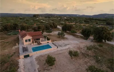 Bazen u objektu Beach Front Home In Postira ili u blizini
