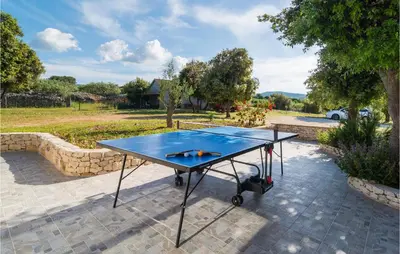 Stolni tenis u objektu Beach Front Home In Postira ili u blizini